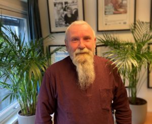 Bilde av Roar foran planter og plakater