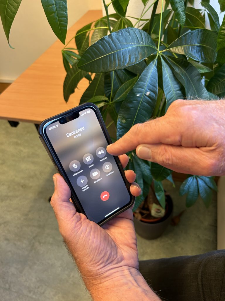 Mobiltelefon og hender