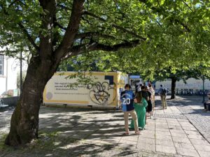 Mennesker står i kø utfor valglokale