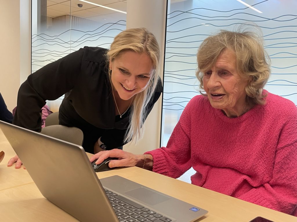 To personer og en PC