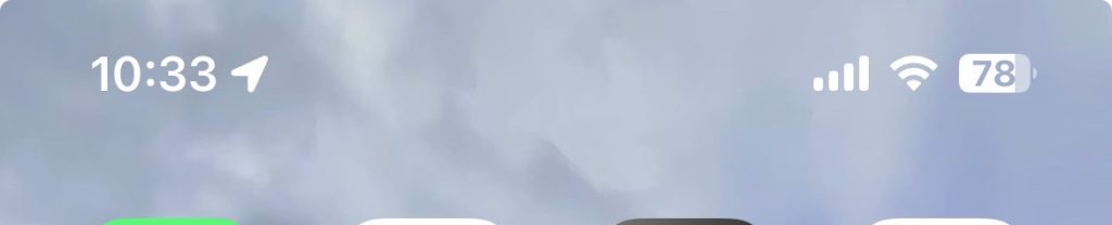 Skjermbilde av symboler øverst på iPhoneskjermen