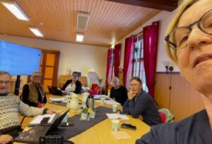 Foto av nyvalgt styre i Ringsaker Seniornett, fra venstre mot høyre ser du Olav Strangstad, Ann-Helen Norum, Torunn Samuelsen, styreleder Jon Lindman, Jan Petter Frisli og Mari Bjørke.