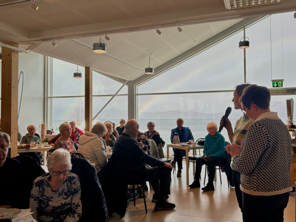 To regnbuer vises svakt uten for lokalet hvor foredraget holdes. 