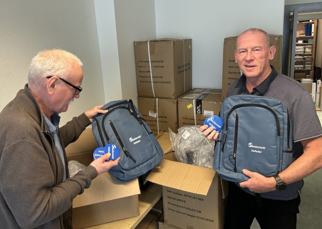 Personer pakker ut sekker