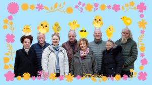 Bilde av alle i administrasjonen med påskekyllinger