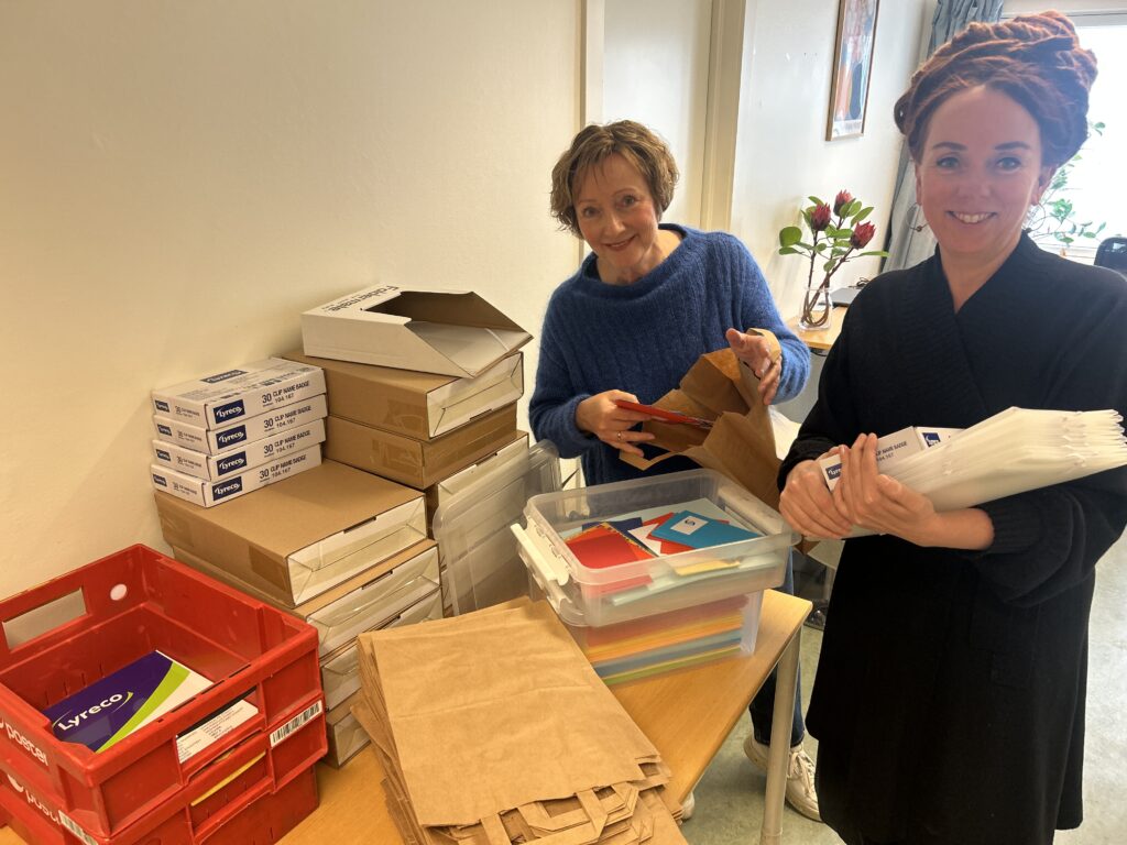 To personer sorterer dokumenter