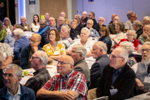 MAnge mennesker i landsmøtesalen.