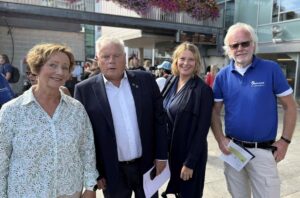 Forbundsleder i Pensjonistforbundet Jan Davidsen i ivrig samtale med generalsekretær i Seniornett Hanni Petersen og landsstyremedlem og leder for Seniornett Arendal og omegn, Tore Vimme, samt fylkeseldreombud i Agder, Hanne Merete Nøding. 